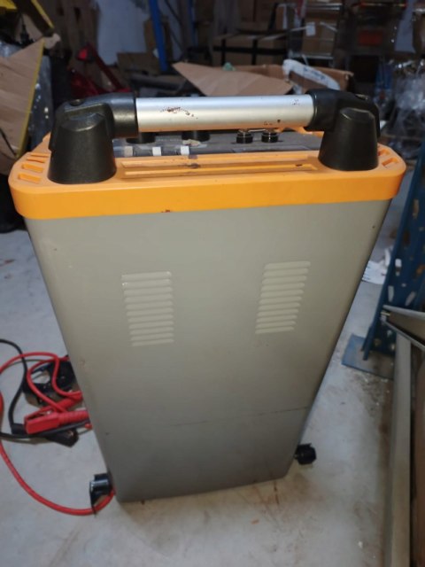 OUTLET W1604 PROSTOWNIK AKUMULATOROWY Z ROZRUCHEM 850A 12/24V SAMOCHODOWY