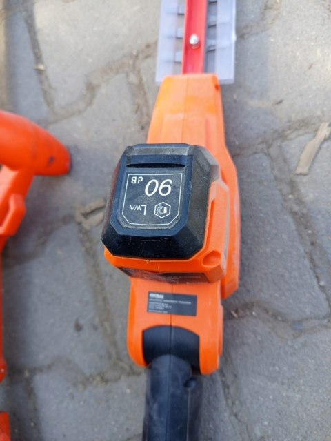 OUTLET W595 NOŻYCE AKUMULATOROWE NA WYSIĘGNIKU 18V 1500mAh