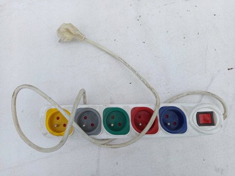 OUTLET W379 PRZEDŁUŻACZ LISTWA ZASILAJĄCA 5 GNIAZD MOCNA Z UZIEMIENIEM