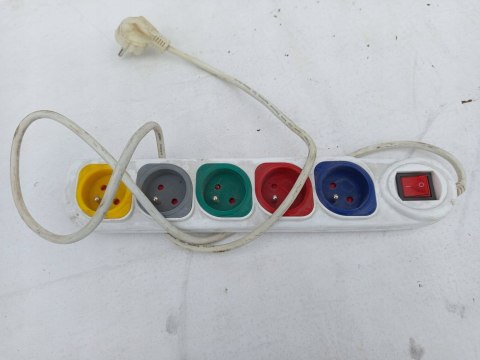 OUTLET W379 PRZEDŁUŻACZ LISTWA ZASILAJĄCA 5 GNIAZD MOCNA Z UZIEMIENIEM