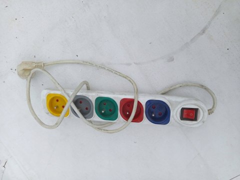 OUTLET W379 PRZEDŁUŻACZ LISTWA ZASILAJĄCA 5 GNIAZD MOCNA Z UZIEMIENIEM