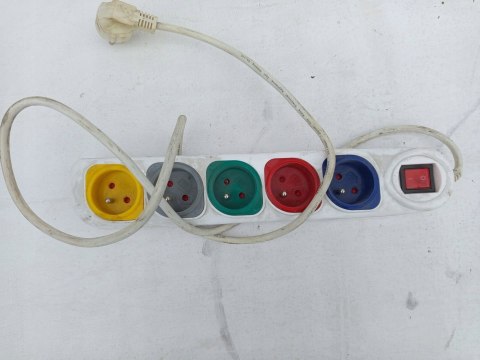 OUTLET W379 PRZEDŁUŻACZ LISTWA ZASILAJĄCA 5 GNIAZD MOCNA Z UZIEMIENIEM